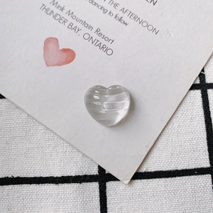 Makrodetail der herzförmigen Harzperle mit paralleler Textur für DIY-Bastelzubehör