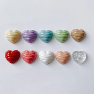 Flachbild von bunten herzförmigen strukturierten Harzanhängern für DIY-Schmuck