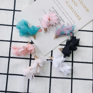 Détail de glands en pétales de mousseline avec capuchons dorés pour bijoux DIY