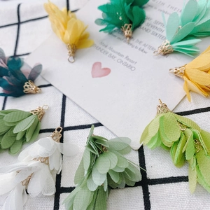 Détails de pompons en mousseline de fleurs colorées avec capuchons dorés pour bijoux DIY