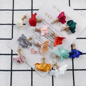 Colgantes de borla de rosa de tela colorida con hilo dorado y perlas para joyería DIY