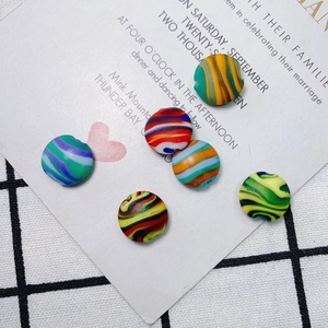 Perles de verre colorées à rayures pour bijoux DIY sur une carte d'invitation