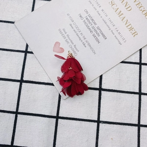 Détail de fleur en tissu bordeaux avec calotte dorée pour création de bijoux DIY