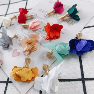 Colgantes de rosas de tela multicolor para bisutería DIY con alambre dorado y cuentas