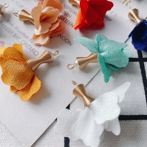 Vista macro de colgantes de rosas de tela multicolor para pendientes de bricolaje