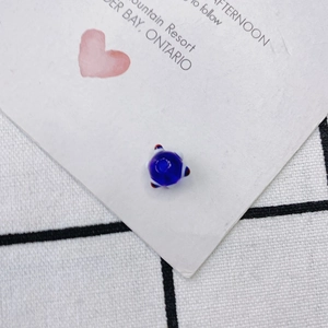 Primer plano de una cuenta de vidrio en forma de estrella azul para crear joyas DIY