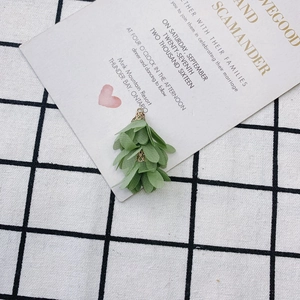 Détail de pendentif fleur à franges vert clair avec calotte dorée pour création de bijoux