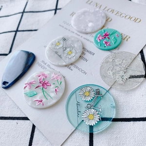 Pendentifs en résine acrylique DIY avec fleurs gaufrées et breloques texture marbre