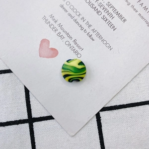 Détail de perles rondes en résine pour DIY avec texture marbrée jaune et vert