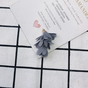 Détail du pompon fleur en tissu gris foncé avec calotte dorée pour bijoux DIY