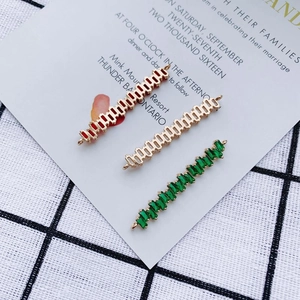 Detalle de colgantes de barra con circonitas rojas, blancas y verdes para joyería DIY