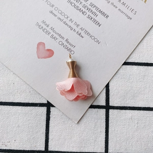 Detalle del colgante de pétalos de rosa de gasa rosa con perla y alambre de oro fino