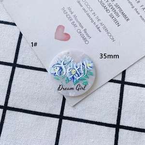 Détail breloque acrylique 35mm avec relief floral bleu et texte Sexy Dream Girl