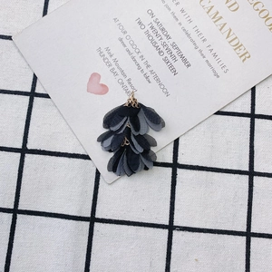 Détail macro du pendentif fleur en tissu multicouche avec calotte dorée pour bijoux DIY