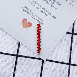 Detalle macro de colgante de barra de cristal rojo y acabado dorado para joyería