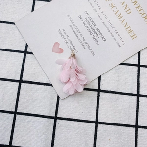 Pendentif fleur en mousseline rose avec calotte dorée pour la création de bijoux DIY