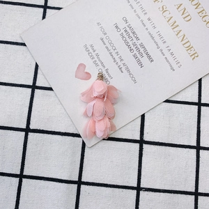 Détail d'un gland floral en mousseline rose avec embout doré texturé pour création bijoux