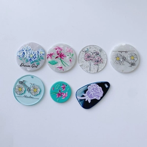 Détails de breloques en acrylique pour bijoux DIY avec motifs floraux et relief doux