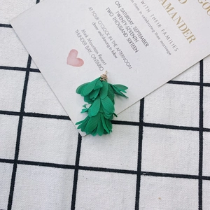 Détail du pendentif fleur en mousseline verte avec calotte dorée pour bijoux artisanaux