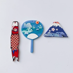 Detalle de colgantes de esmalte de estilo japonés con abanico de olas y el Monte Fuji