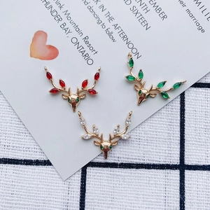 Detalle de dijes de reno para DIY con chapado en oro y piedras de circonia de color
