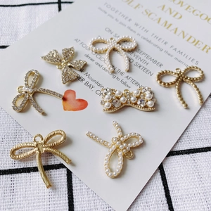 Lot de 7 pendentifs nœuds dorés avec perles et strass pour la création de boucles d'oreilles