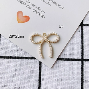Détail du pendentif nœud doré 28x25mm avec perles et boucle en métal pour bijoux DIY