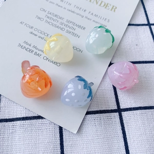 Bunte, halbtransparente Erdbeer-Anhänger aus Harz für DIY-Schmuck und Bastelarbeiten