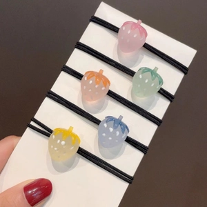 Bunte Erdbeer-Anhänger Haargummis aus Harz, Set auf Karte, Detailansicht der Accessoires