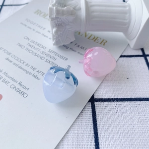 Erdbeer-Anhänger aus Harz in Rosa und Blau für DIY-Schmuck und Bastelprojekte