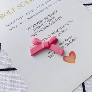 Macro-opname van een mat roze strikvormig DIY-accessoire met fijne matte textuur