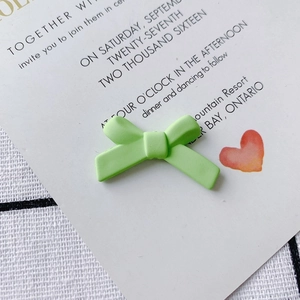 Detailopname van lichtgroene matte strik accessoire van legering voor DIY-sieraden