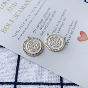 Elegante ciondolo a rosa con strass e perle per la creazione di gioielli fai-da-te DIY