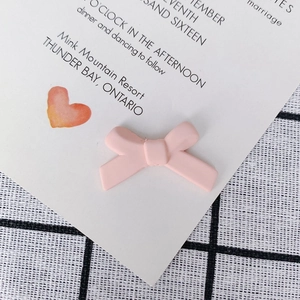 Detailopname van roze mat strikje van hars voor DIY-sieraden en nageldecoratie