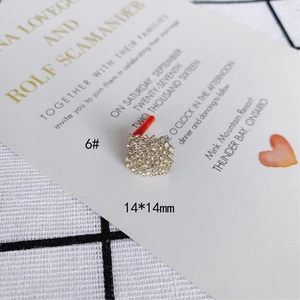 Makroaufnahme der 14x14mm quadratischen Strass-Ohrringbasis für DIY-Schmuckherstellung