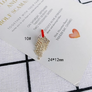 Makroaufnahme von 24x12mm geometrischen vergoldeten Quastenohrringen mit Zirkonia-Inlay