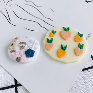 Detalle macro de colgantes 3D de arcilla polimérica con flores y duraznos para DIY