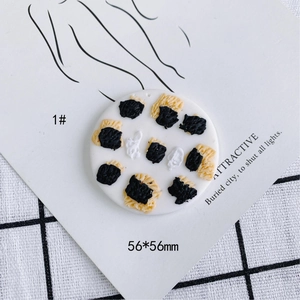 Detalle de colgante floral DIY de 56mm con textura de leopardo en negro y beige suave