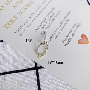 Makroansicht von 19x10mm vergoldetem Oval-Anhänger mit Kristallen für DIY Schmuck