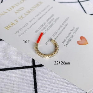 Detail eines goldenen C-förmigen Anhängers mit Baguette-Zirkonias für DIY Schmuckdesign