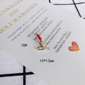 Makro-Detail eines 15x13mm Gold-Herzanhängers mit Zirkonia für DIY-Schmuckherstellung