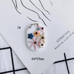Detalle de un dije de resina DIY ovalado de 44x29mm con motivos florales en 3D