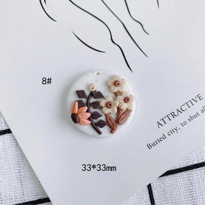 Detalle macro de un colgante floral 3D de arcilla polimérica de 33mm para accesorios de joyería