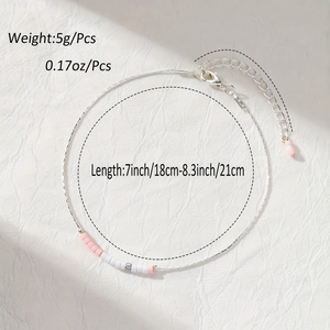 Détail d'un bracelet en argent avec perles de cristal roses et blanches et fermoir