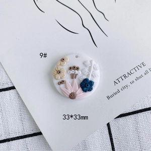 Vista macro detallada de un dije floral de arcilla polimérica de 33mm para bisutería DIY