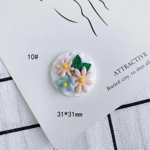 Detalle de flores de resina rosa y azul para joyería DIY en una tarjeta de exhibición