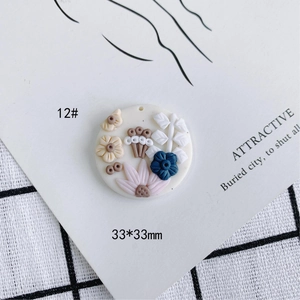 Detalle de colgante de arcilla polimérica de 33mm con flores 3D coloridas y orificio de colgar