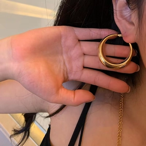 Orecchini a cerchio ovali dorati lucidi per donna dal design vintage minimalista a cerchio