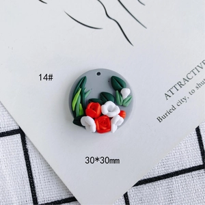 Detalle del dije floral de 30x30mm con rosas rojas y blancas sobre base gris