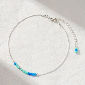 Bracelet de cheville bohème argenté avec perles de cristal bleu dégradé et chaîne réglable